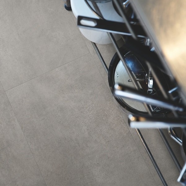 Кварцвиниловая плитка Pergo клеевая Optimum Glue Tile Бетон серый темный V3218-40051 1305×327×2,5